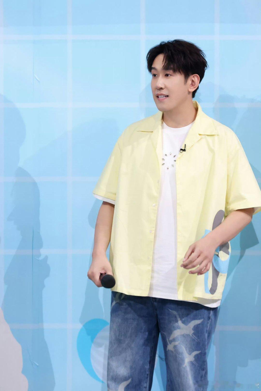 于洋这可是央视于洋不愧是见过大场面的，去央视彩排跟小区遛弯一样，松弛感真的绝了，