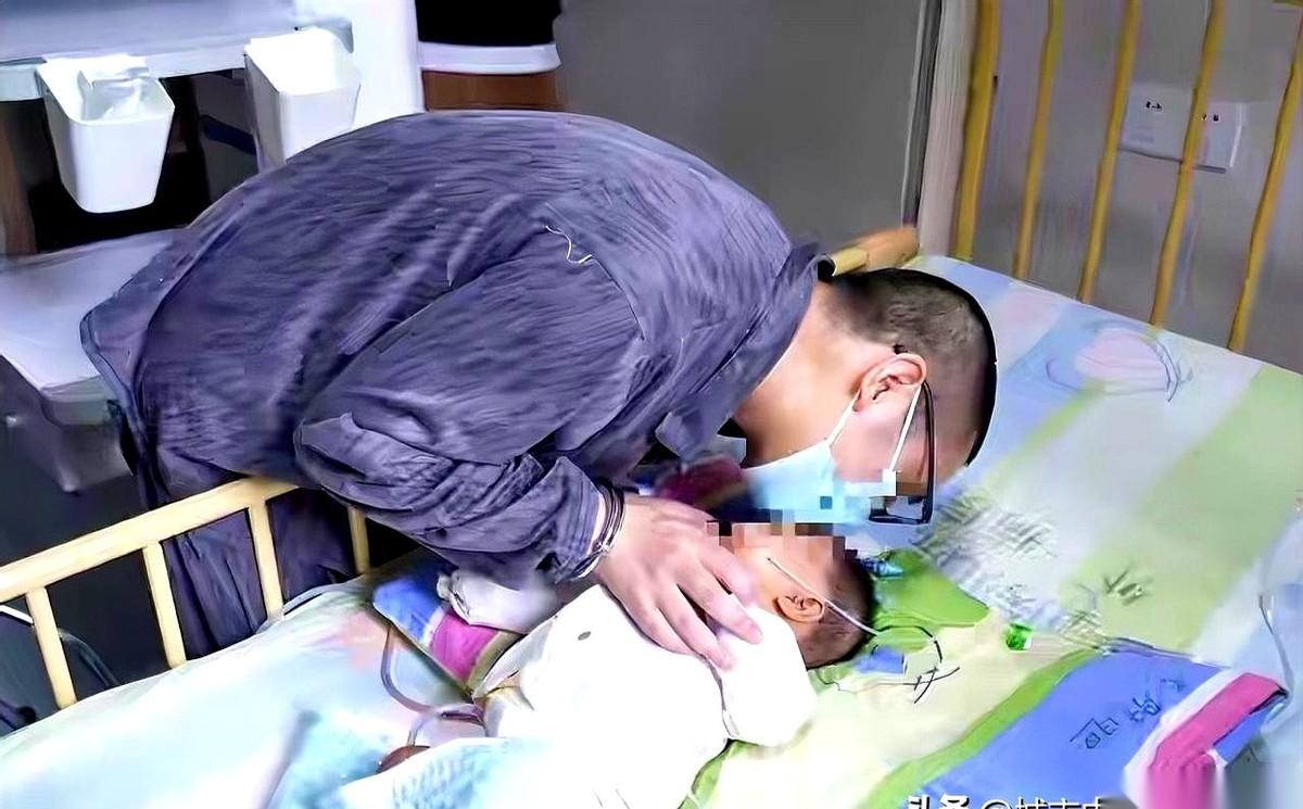 刷到这个新闻，我半天没缓过神来。
一个正在服刑的犯人，要割肝救他两岁的女儿。唯一