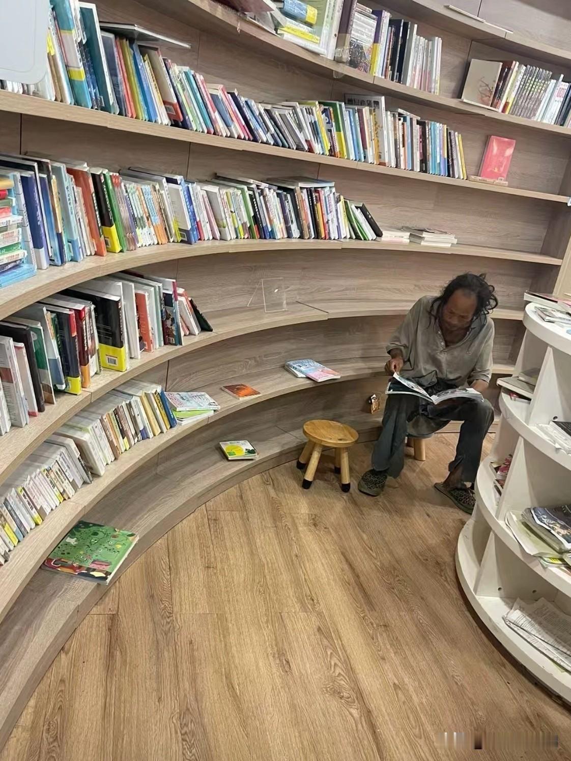有市民说，杭州图书馆里有流浪汉，觉得不舒服。
可杭图的回答，像一束光——
“我不
