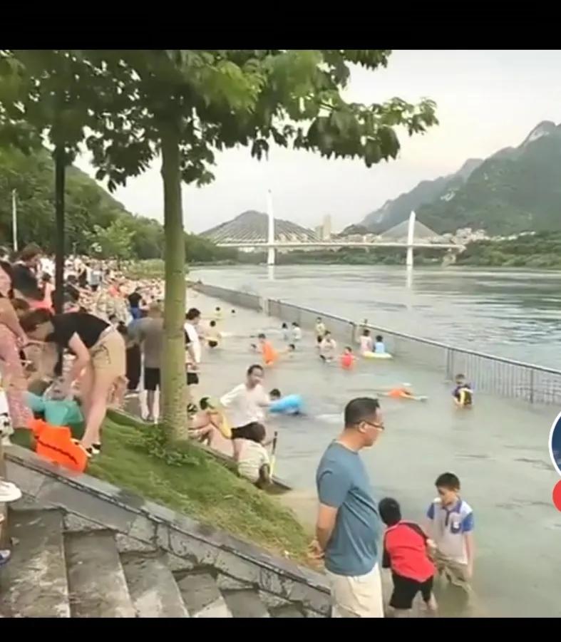 不知道谁想出来的装不锈钢护栏的"馊主意"！我猜:不出两年就得拆掉！为什么？因为这