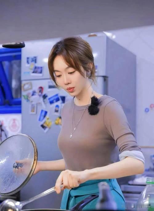 姜妍：内地实力派女演员，早年从春晚小品起步，深耕表演多年，凭《南来北往》拿下白玉
