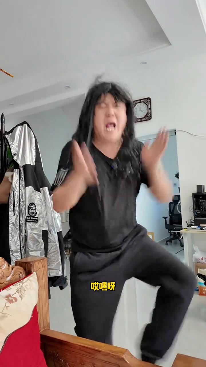 路见不平一声吼，我闯就走。我家大白子，这胆小的，唱个歌还差点给你吓死。一天天的，