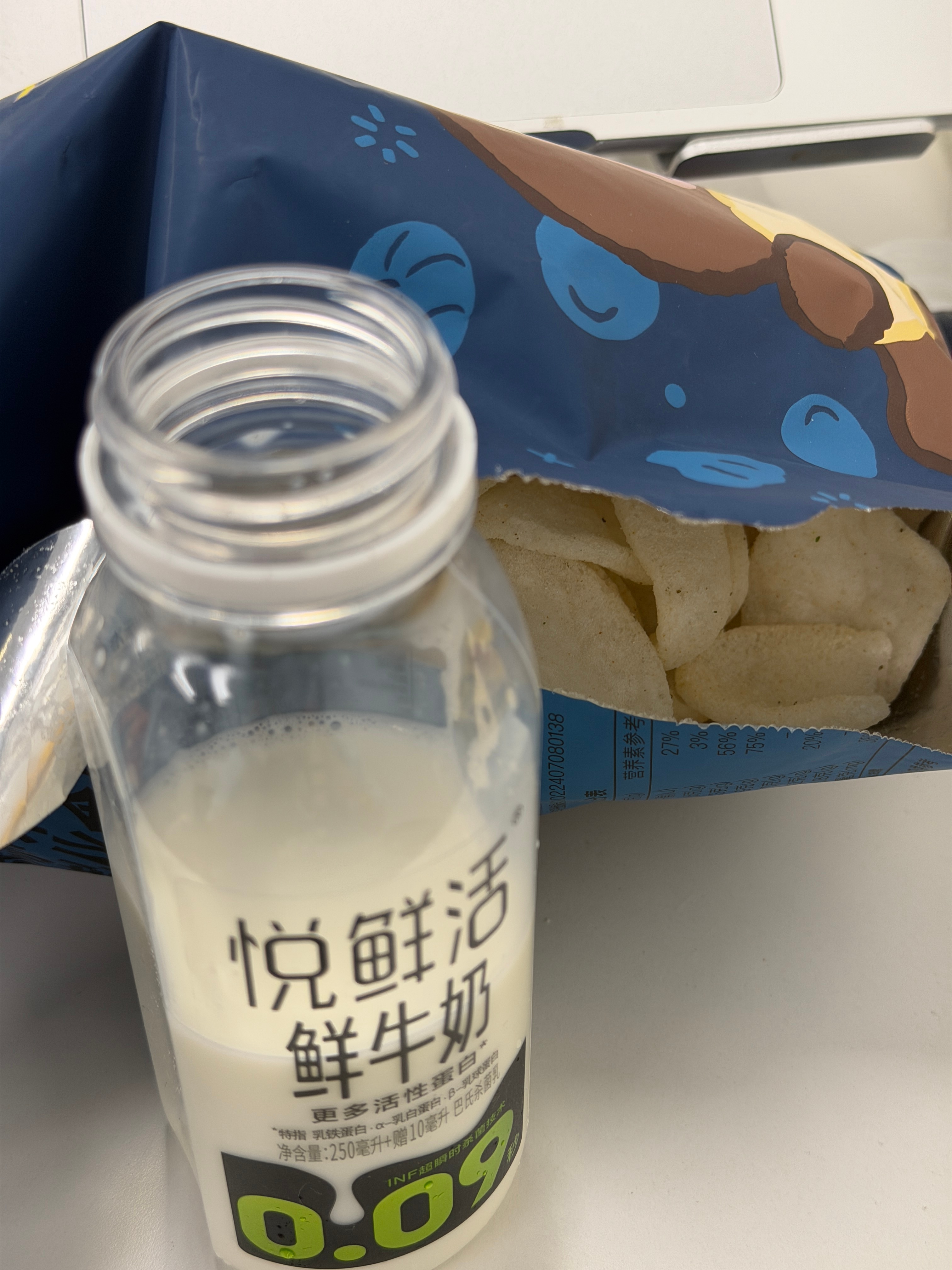 猪瘾犯了就这样乱吃  薯片当早饭  等下开会同事问谁把摩托车开来了  我说你听错