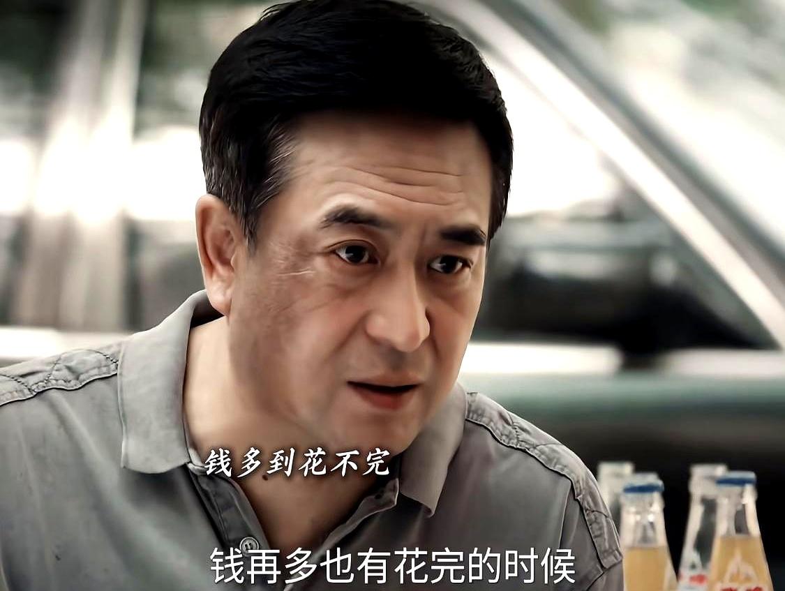 舞台灯灭那晚，忆秦娥病倒，舅舅跟着垮了。
舅舅更重，家里人一句“老糊涂了”，就把