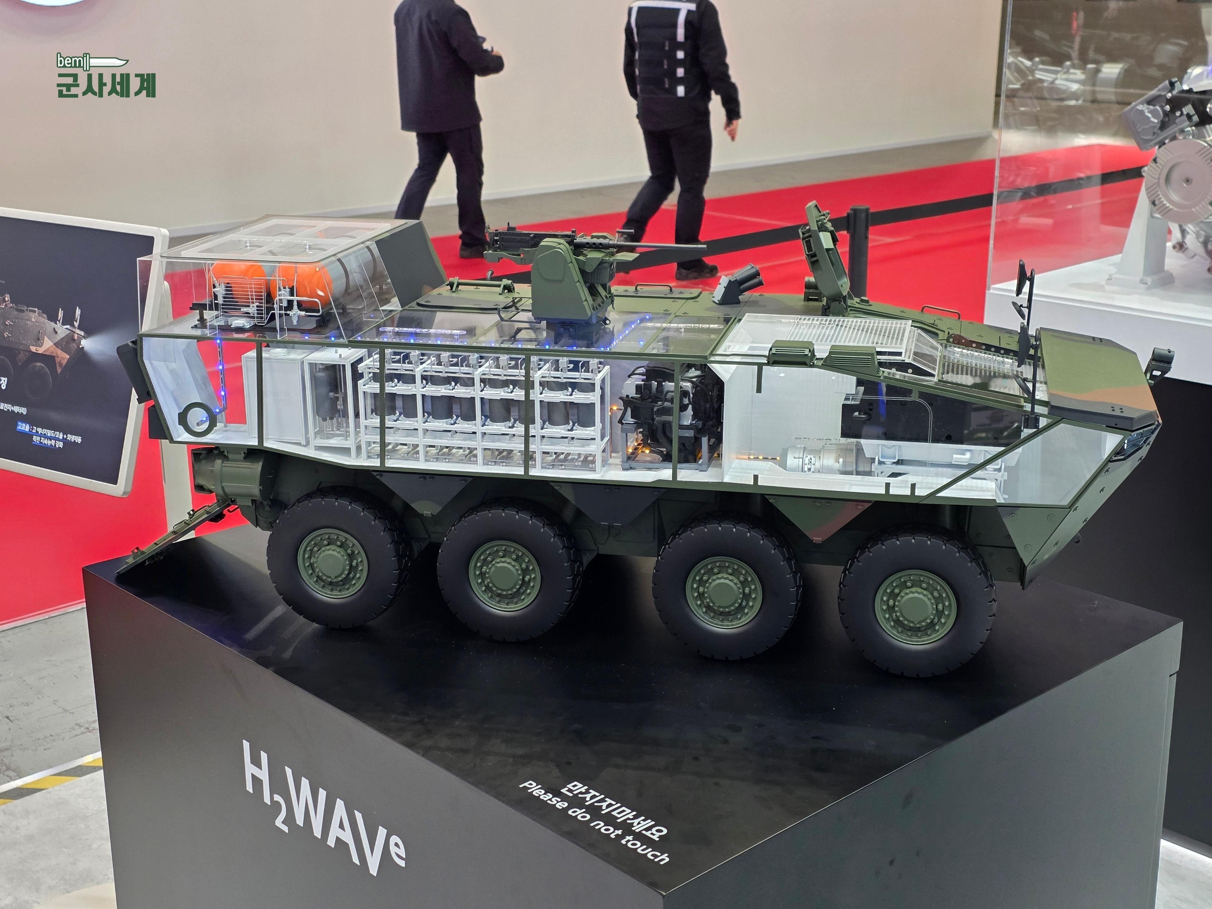 韩国现代乐铁公司正在研制的氢燃料电池驱动的8X8轮式装甲车，高能量密度的氢燃料电