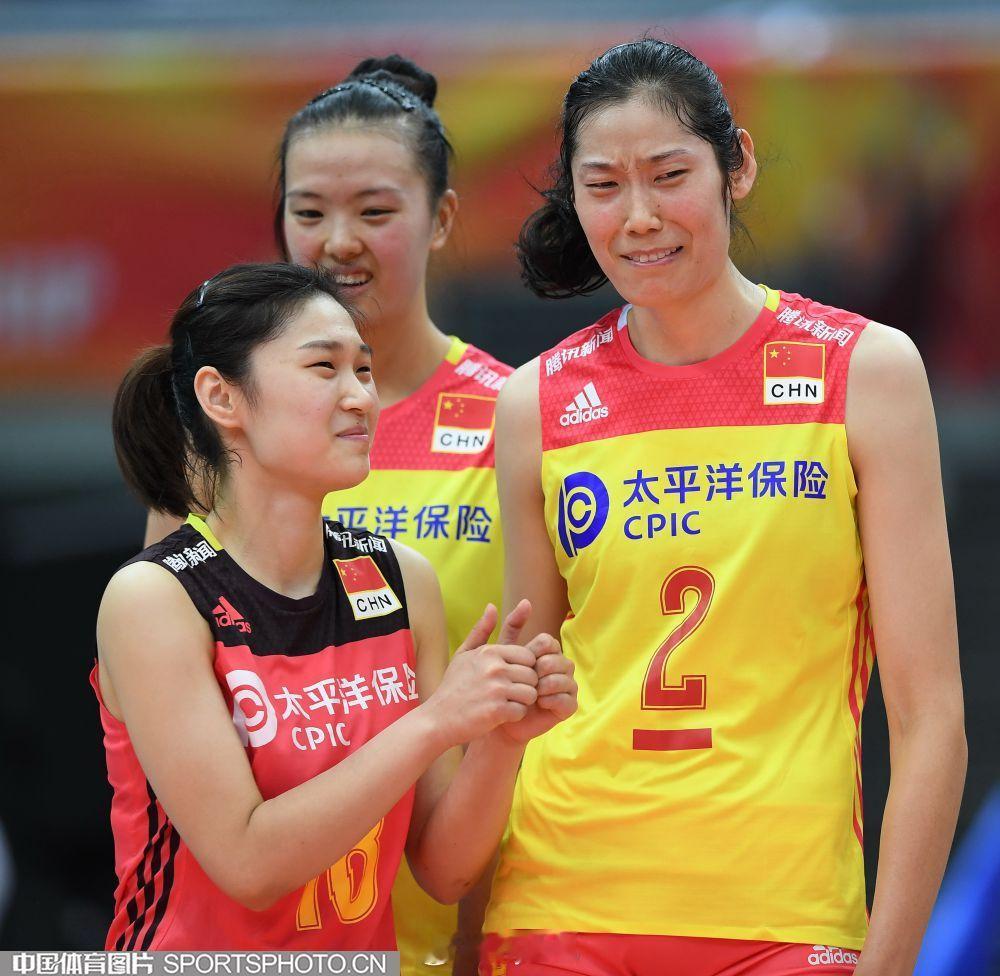王梦洁这是跟朱婷说啥了整这像 朱袁张1块2毛9  中国女排