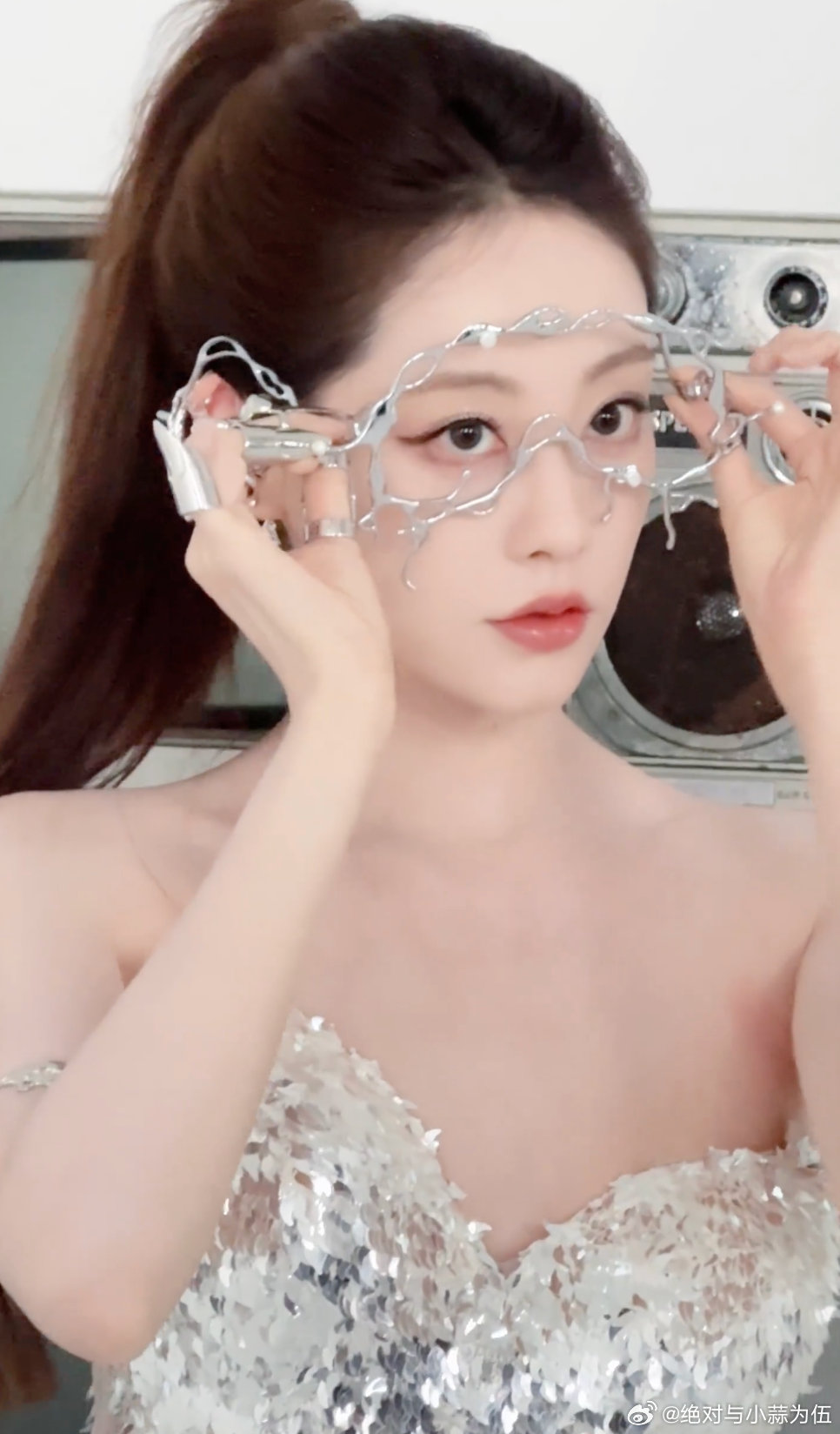 祝绪丹未来女战士从温婉美人到赛博AI美姬，祝绪丹靠脸饰完成气质蜕变，冷冽又高级，