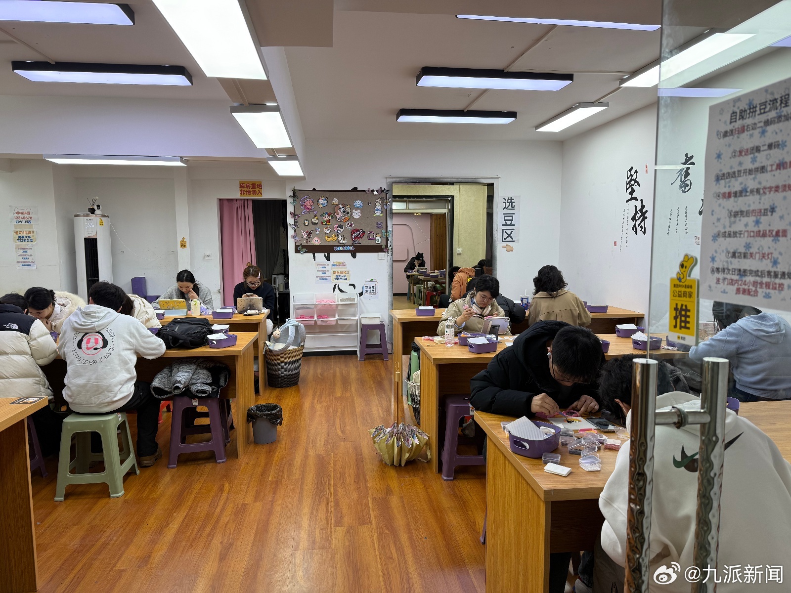 #做3D立体花灯拼豆女子发声#【#30岁女子用两周做清明上河图拼豆#：最后只拼了