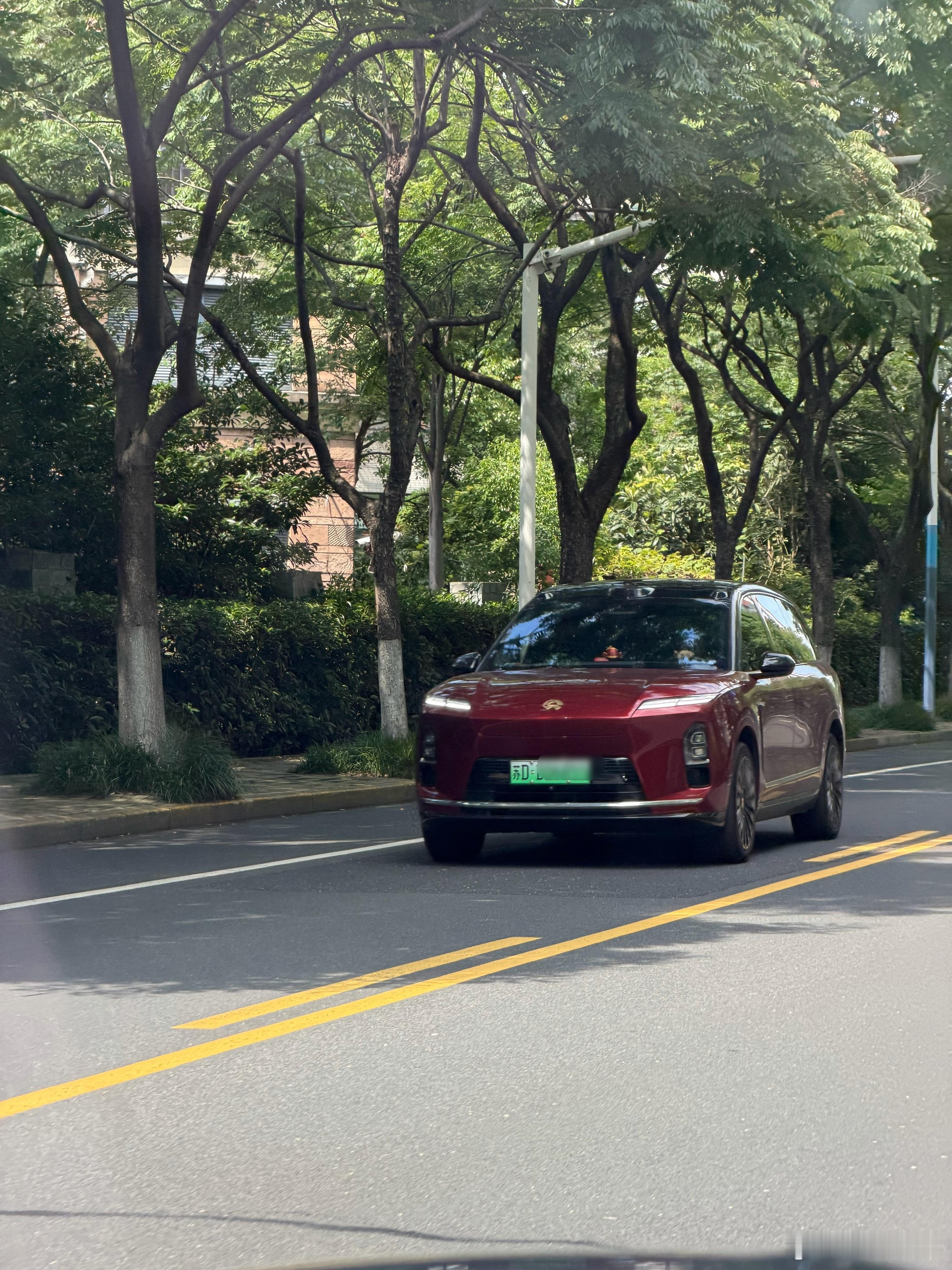 两分钟内遇到两台蔚来大车，一个8一个9，这就是发展的一切动力来源。高单价，高毛利