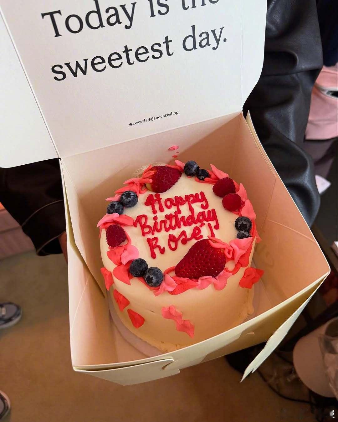 金智秀Lisa晒合照为朴彩英庆生  看到金智秀和Lisa为彩英庆生的合照，瞬间被