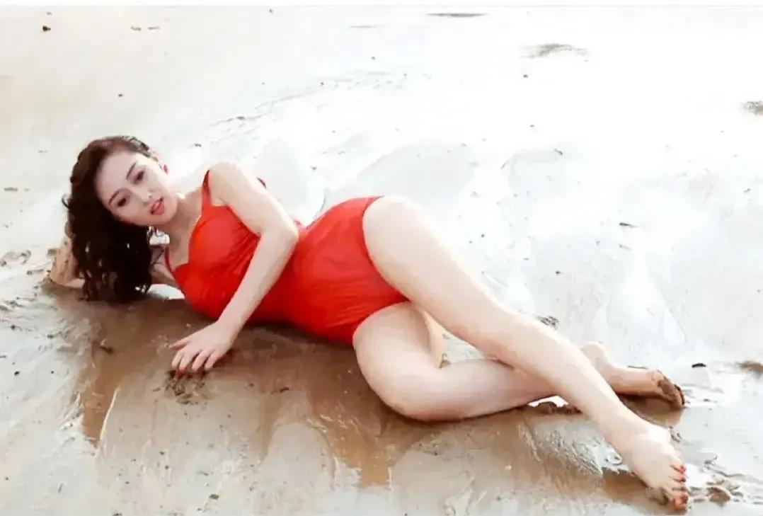 这是90年代，利智留下的一张“写真照”，仔细观察她的眉眼、鼻唇从形状上来说，都是