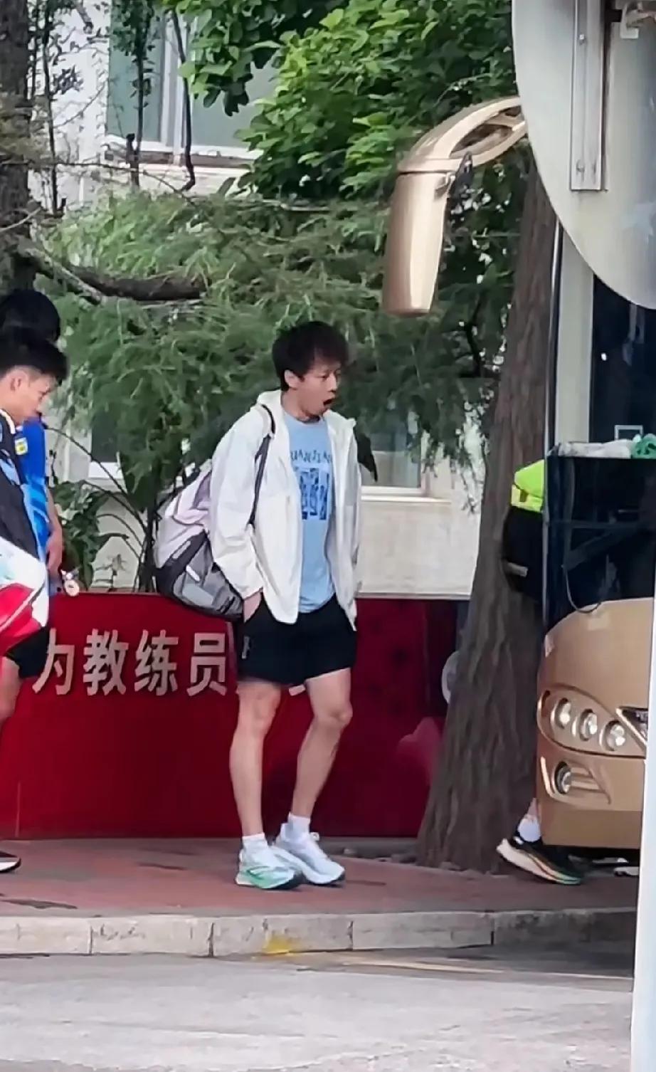 可爱小林出没！上班路上的迷糊瞬间
 
刷到高远今天上班的图，谁懂啊！这一脸没睡醒