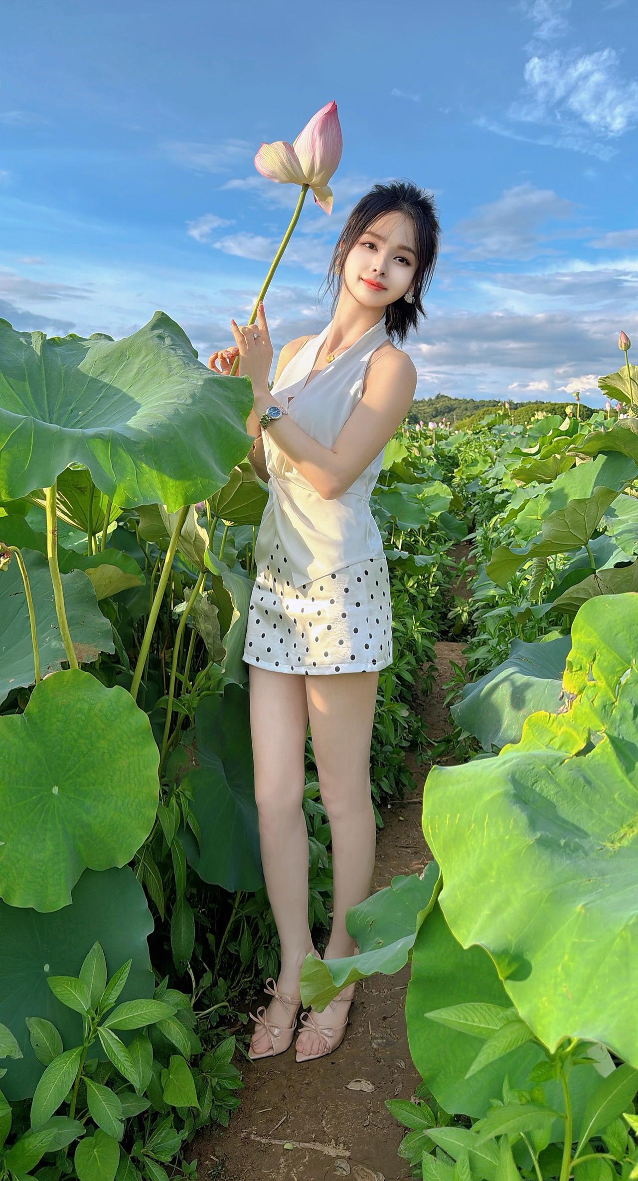 我深知自己是朵难养的花，倔强，拧巴，且敏感，我敬我的真诚，也接受我的破碎～
做自