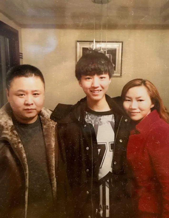 王俊凯作为一个养成系男偶像，粉丝们看着他长大，从小就踏入了娱乐圈，他应该是不会塌