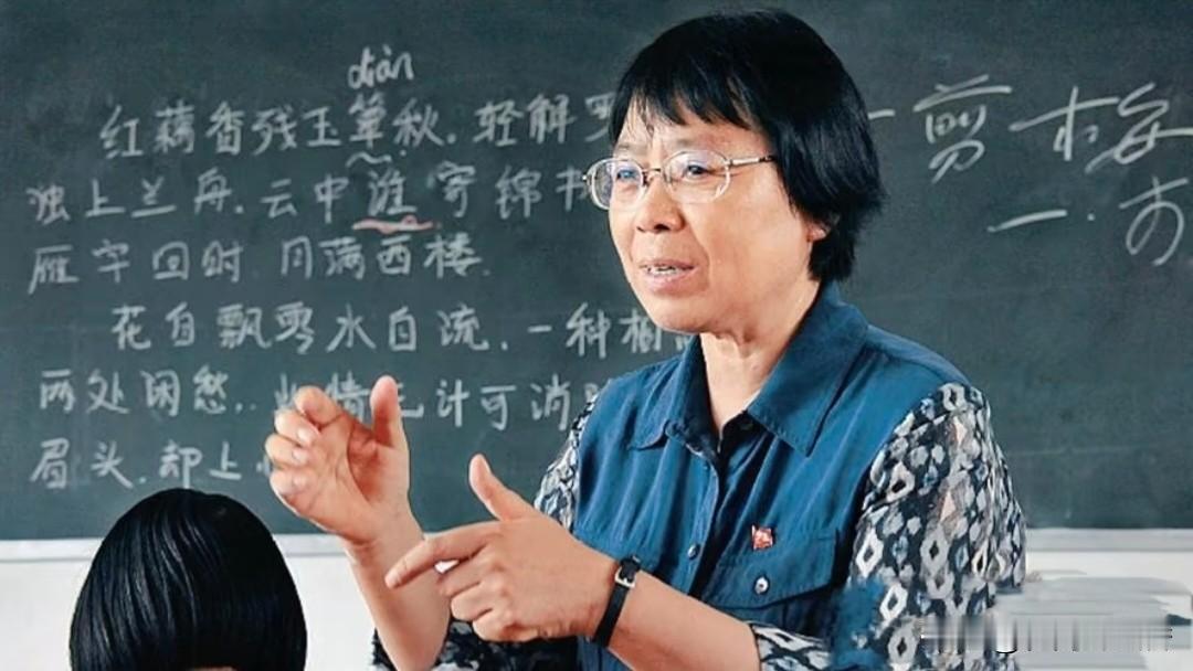 张桂梅守着大山苦熬半辈子，拼尽全力送女孩走出大山。她不图名利只盼孩子有出路，这份