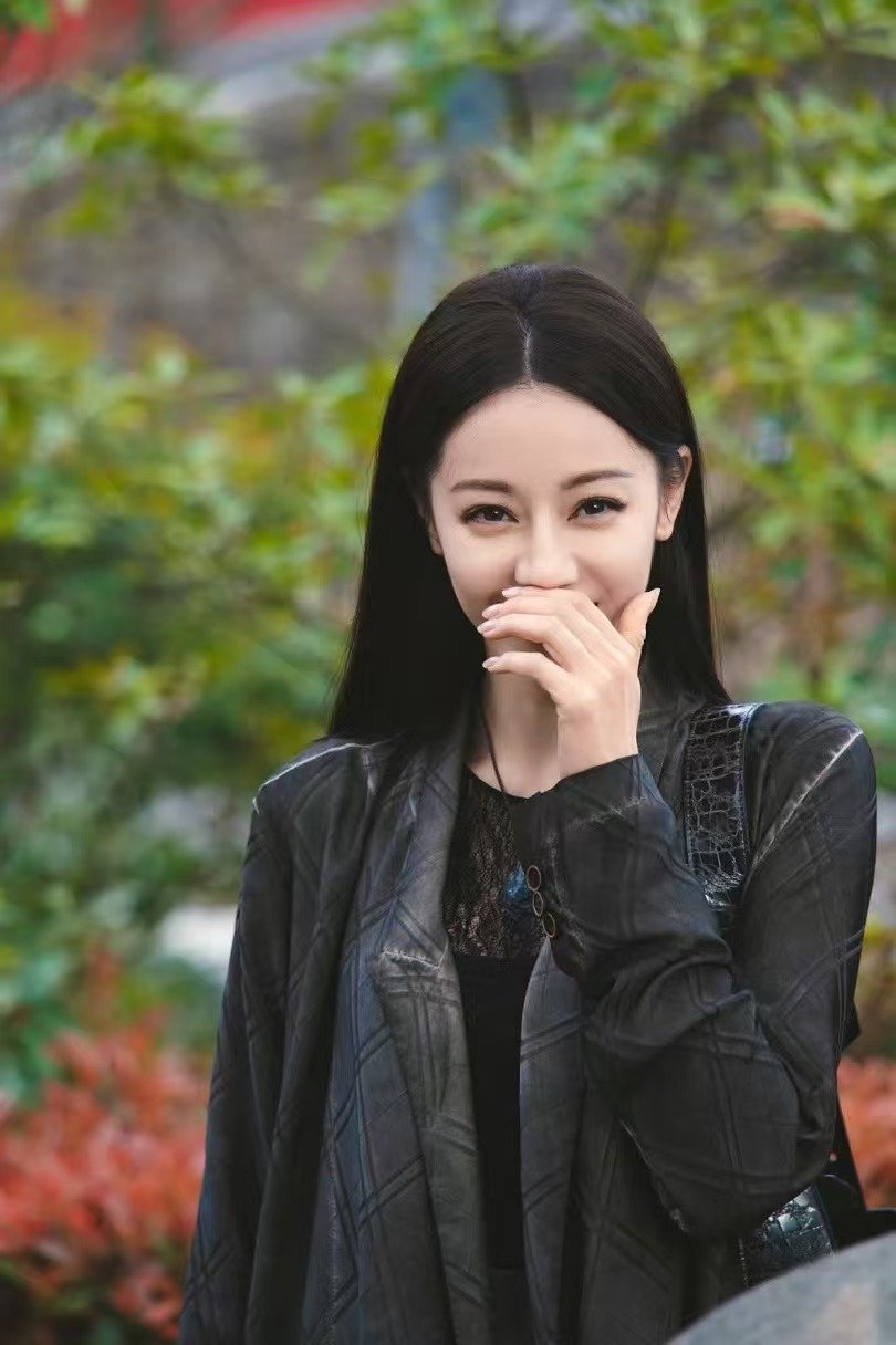 迪丽热巴从九罗的手机里又顺了点 