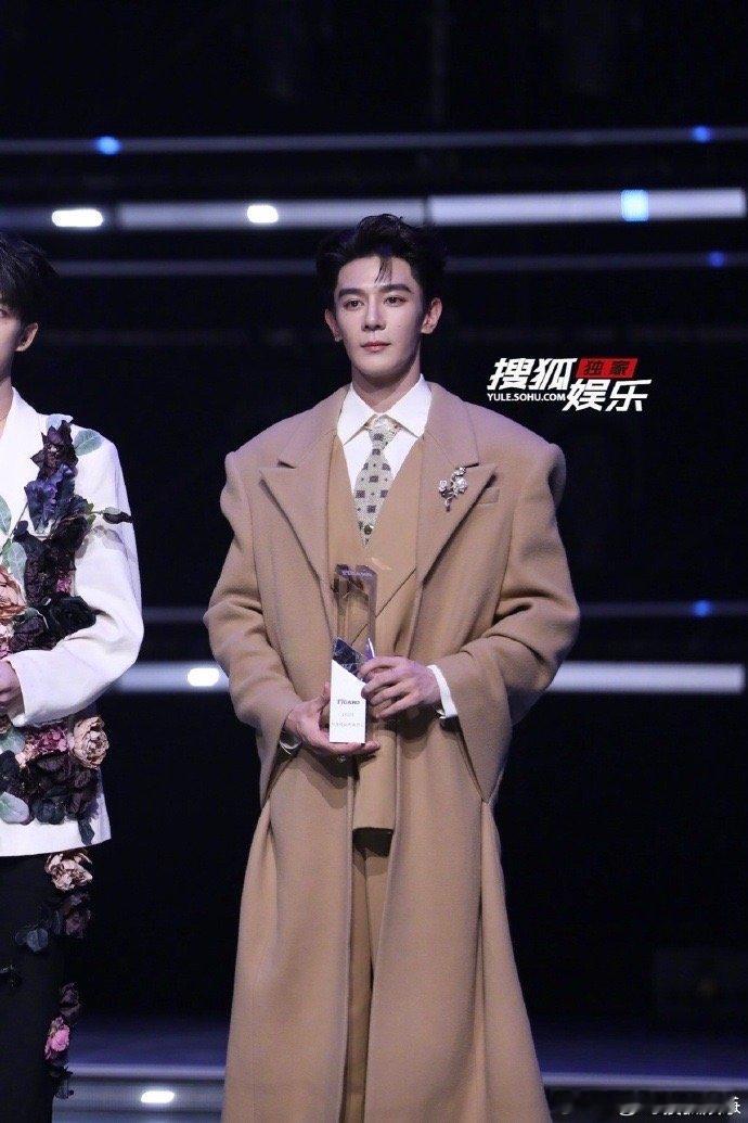 #夏之光棕色皮草西装造型# 当夏之光身着棕色皮草西装出现时，时间仿佛静止。那华丽