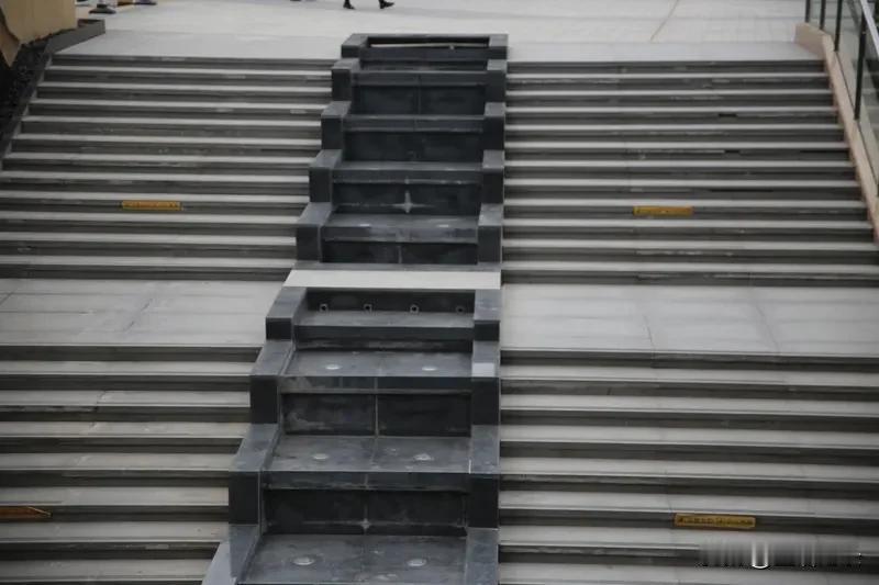 昨晚上
从梦中惊醒
梦里
我抬脚上台阶时
被绊了一下
于是，一下子就醒了