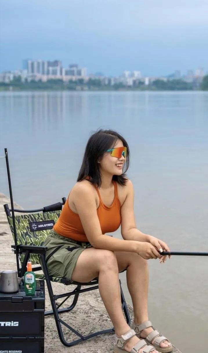 鱼塘畔的阳光慵懒地洒落，淡淡的光辉映照着水面，仿佛一幅生动的油画。在和煦的微风中