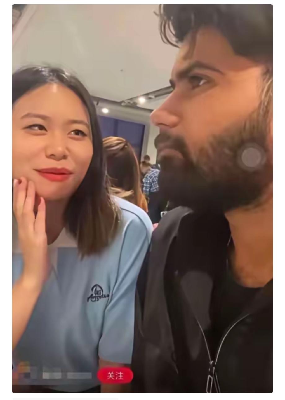 机场深夜，妆容精致的留学生在亲友面前满脸嫌弃：“国内空气真脏。”转身却对满身酒气