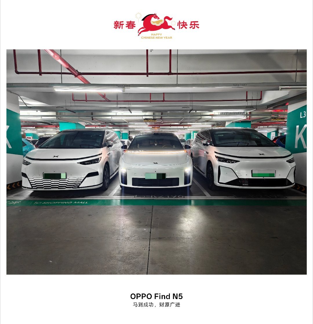 巧了，被小鹏 X9 夹击了，而且是一个老款一个新款