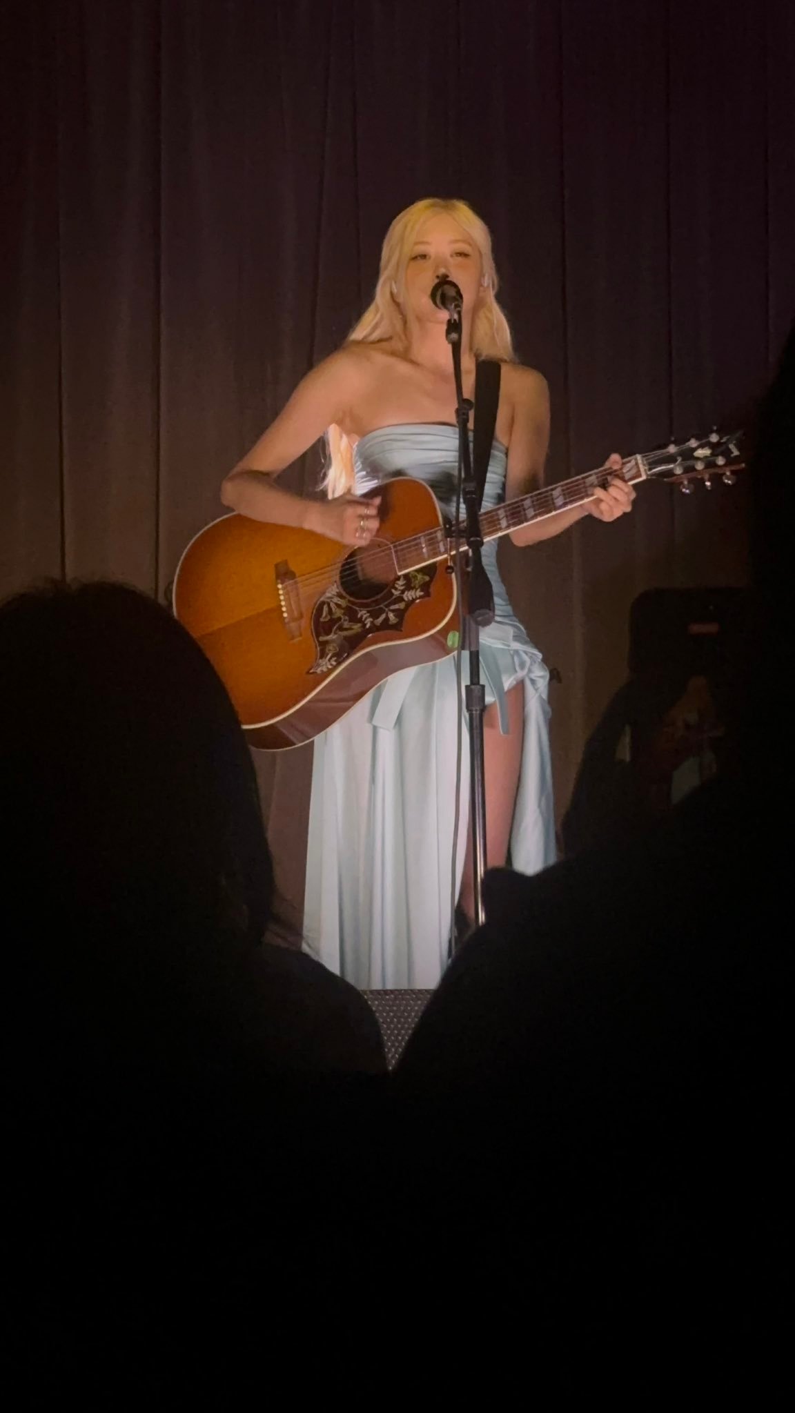 如天使般用歌声抚平一切躁动裙子的颜色选得正好，恬静温柔如同倒影在湖面的月光 