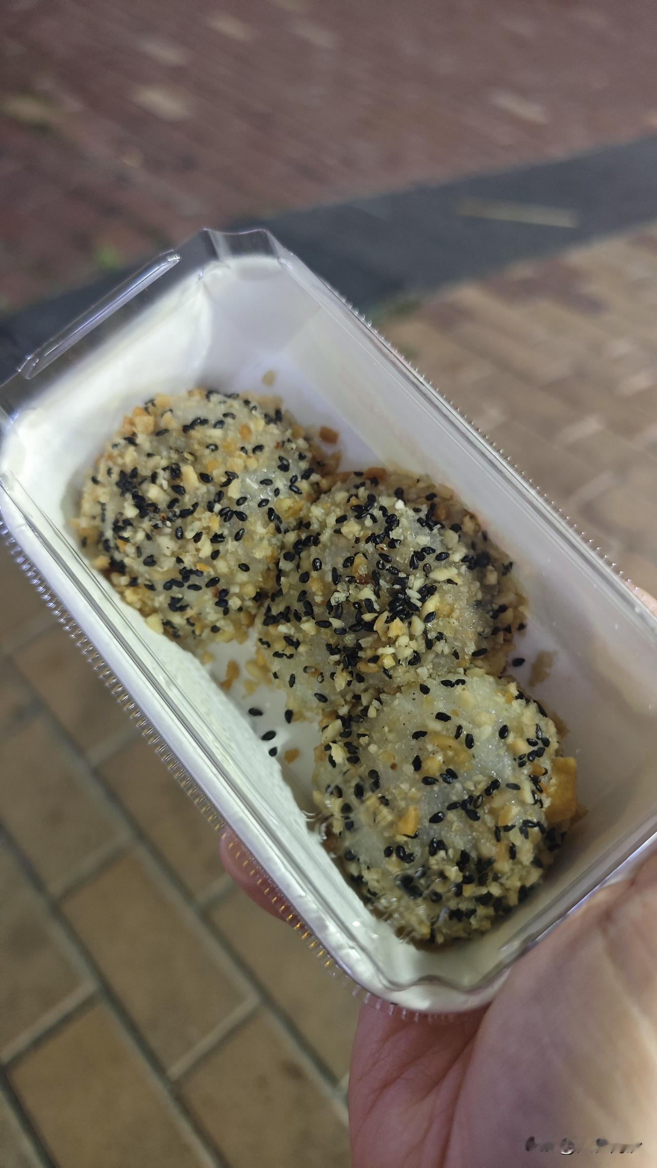 南沙万达金街新店百米百糕开业了，买个麻糍脆多多支持一下，味道还可以，不是特别甜，