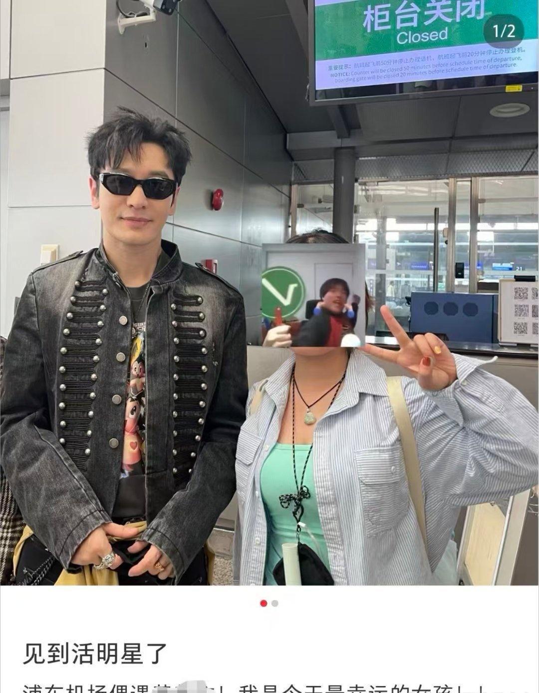 乍一看以为两个黄晓明，仔细一看一个是真的一个是贴的。这波自我复刻我给满分。 ​​