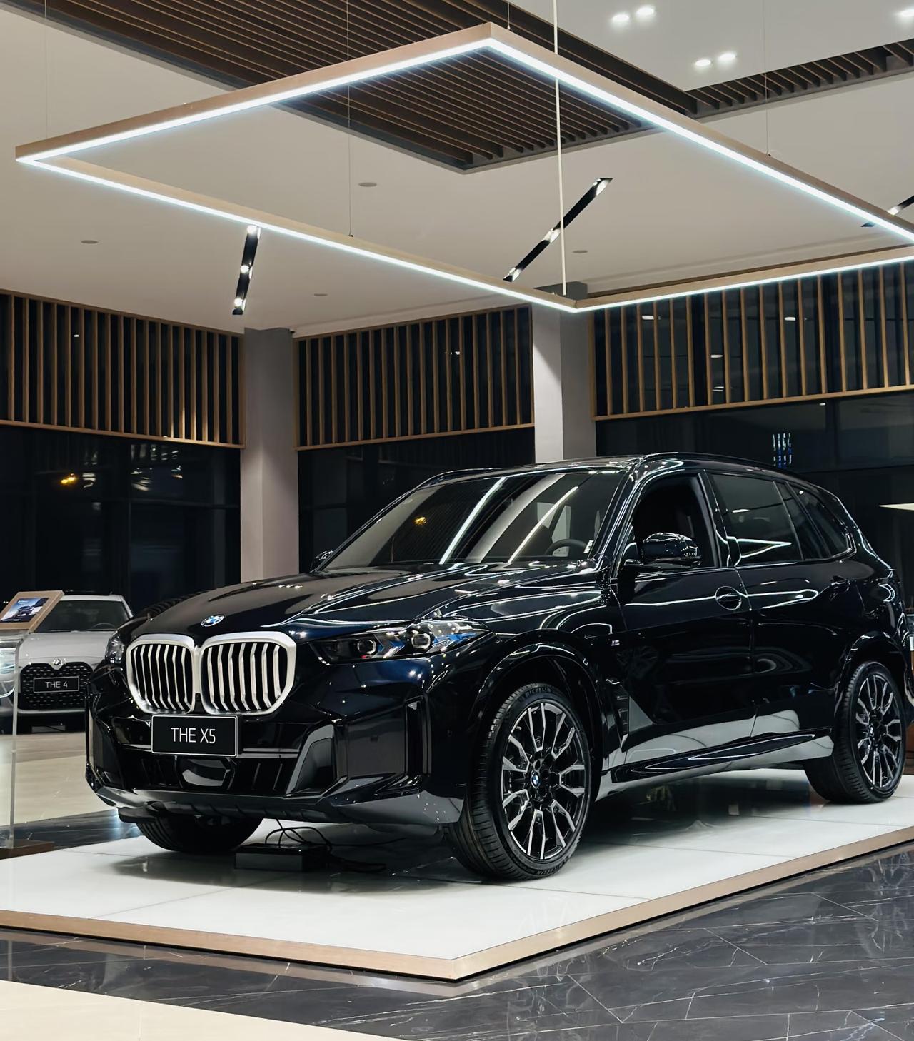 现在网络上好多连宝马X5都买不起的人反而还看不起2.0T的宝马X5
有人说多花十