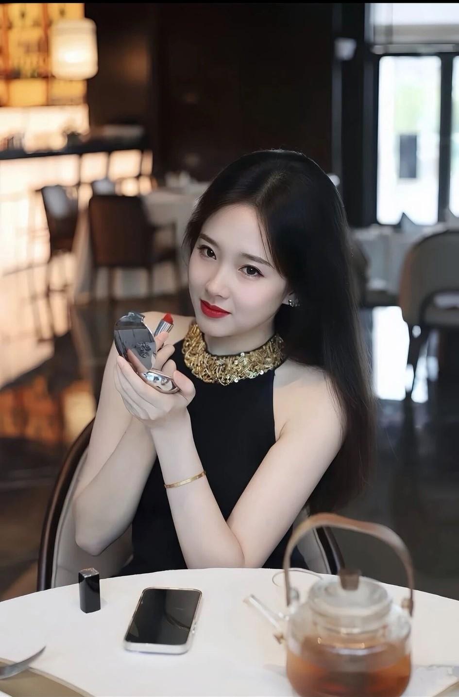 补妆美人笑，金钗映影长。什么样的女生一看就知道很美 晒图笔记大赛 记录我的202