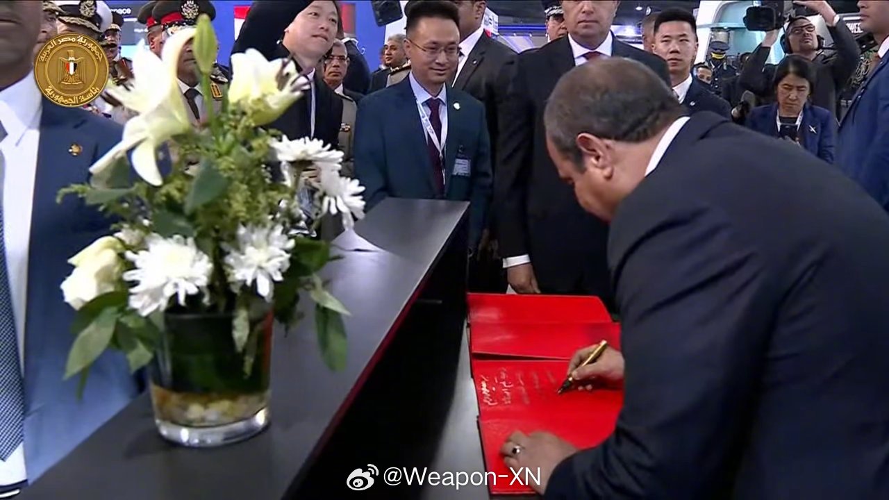 #兵器影像[超话]# 埃及总统在埃及国际航空航天博览会中国馆的参观册上题词签名，