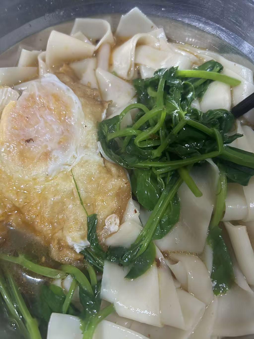 冬日生活打卡季冬天的早餐一碗煎蛋面加点蔬菜，吃完又是元气满满的一天！