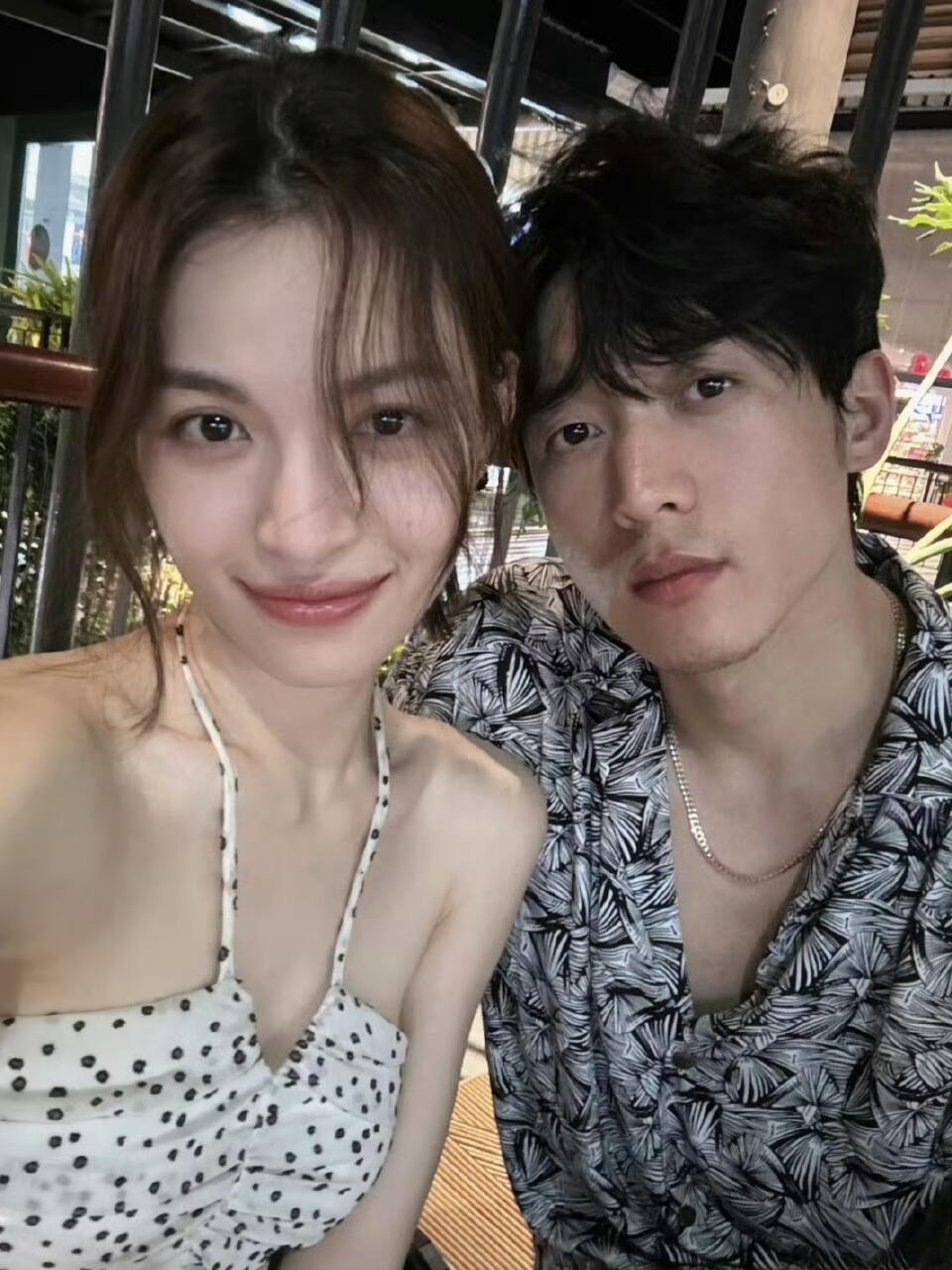钟楚曦删了与侯雯元官宣博，挺突然的 ​​​