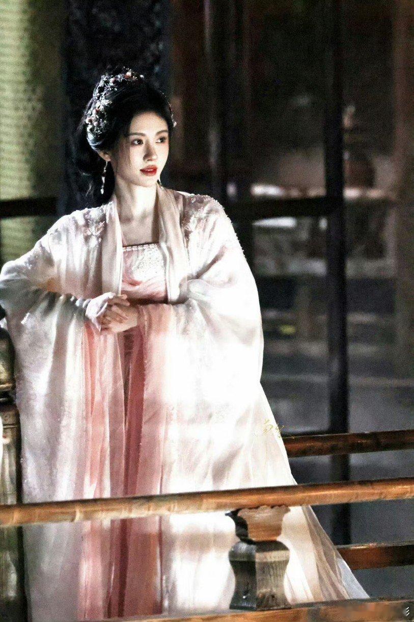 郭敬明说月鳞绮纪快来了郭敬明亲口承认《月鳞绮纪》要来了啊啊啊，开心郭敬明说鞠婧祎