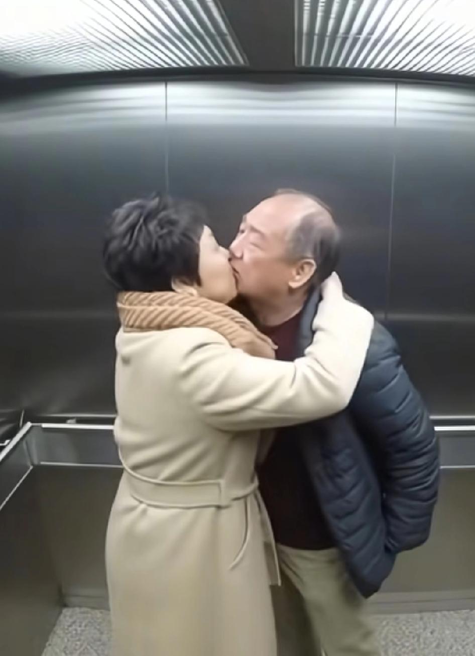 大爷大妈电梯里亲亲，结果大娘假牙掉下来了，大爷恶心到吐！
假牙挂围巾上了吧?以后