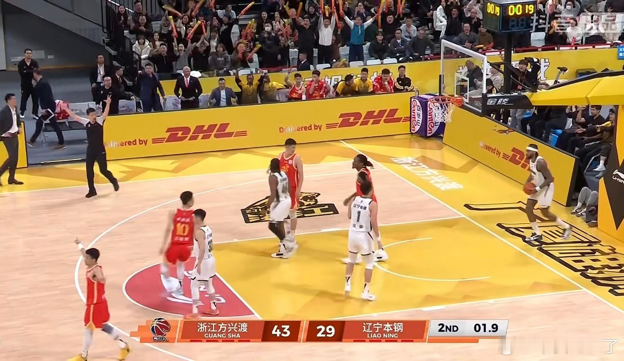 辽篮与广厦二番战上半场战罢，比分43:29，辽篮暂时落后。全队手感冰凉，进攻端频