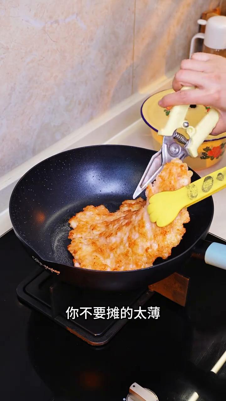 当你想宴请朋友又不知道做什么菜时，可以来试试这个香辣虾滑。
·锅里放少许油，先不