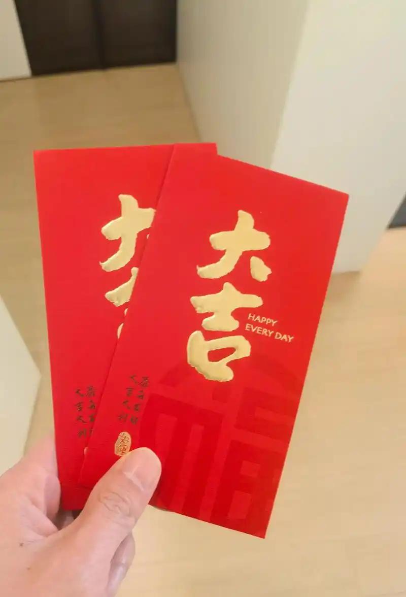 集卡领红包这活动太香啦！每到节日前，好多服务机构都会搞。像银行和商家，在你办业务