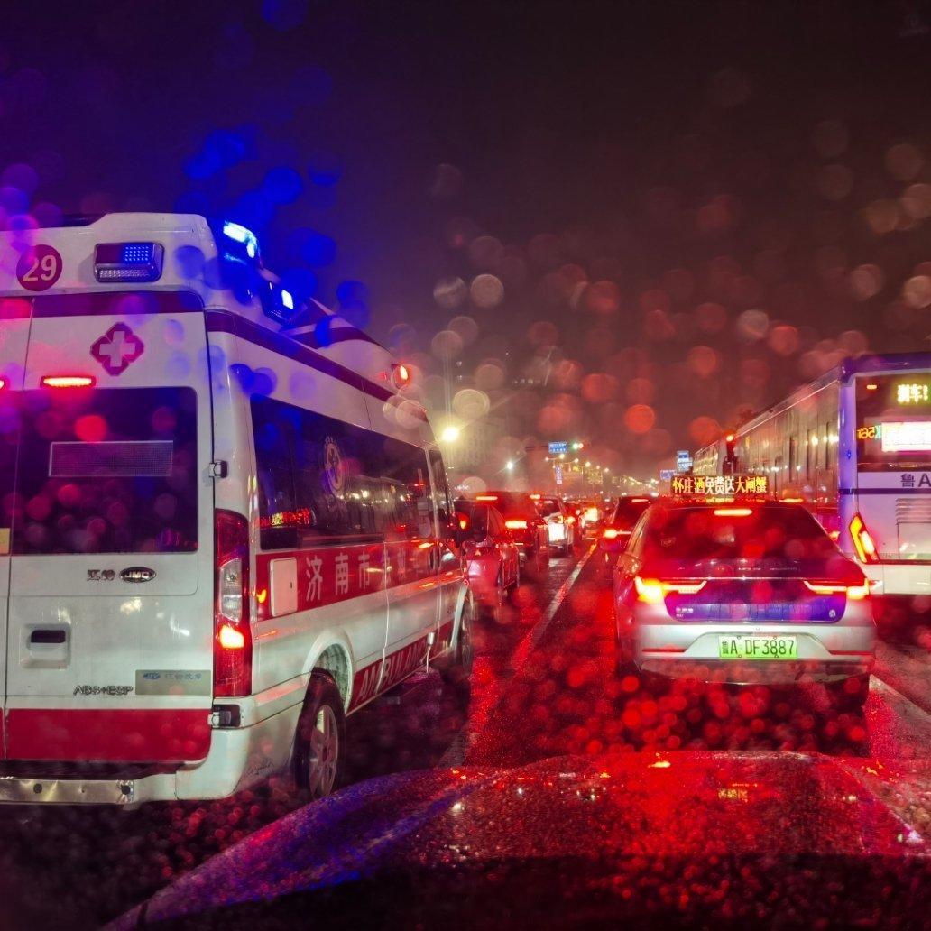 今天傍晚下班开到家附近了，竟然发现同单位的救护车在我左前堵着，没办法，下着雨确实