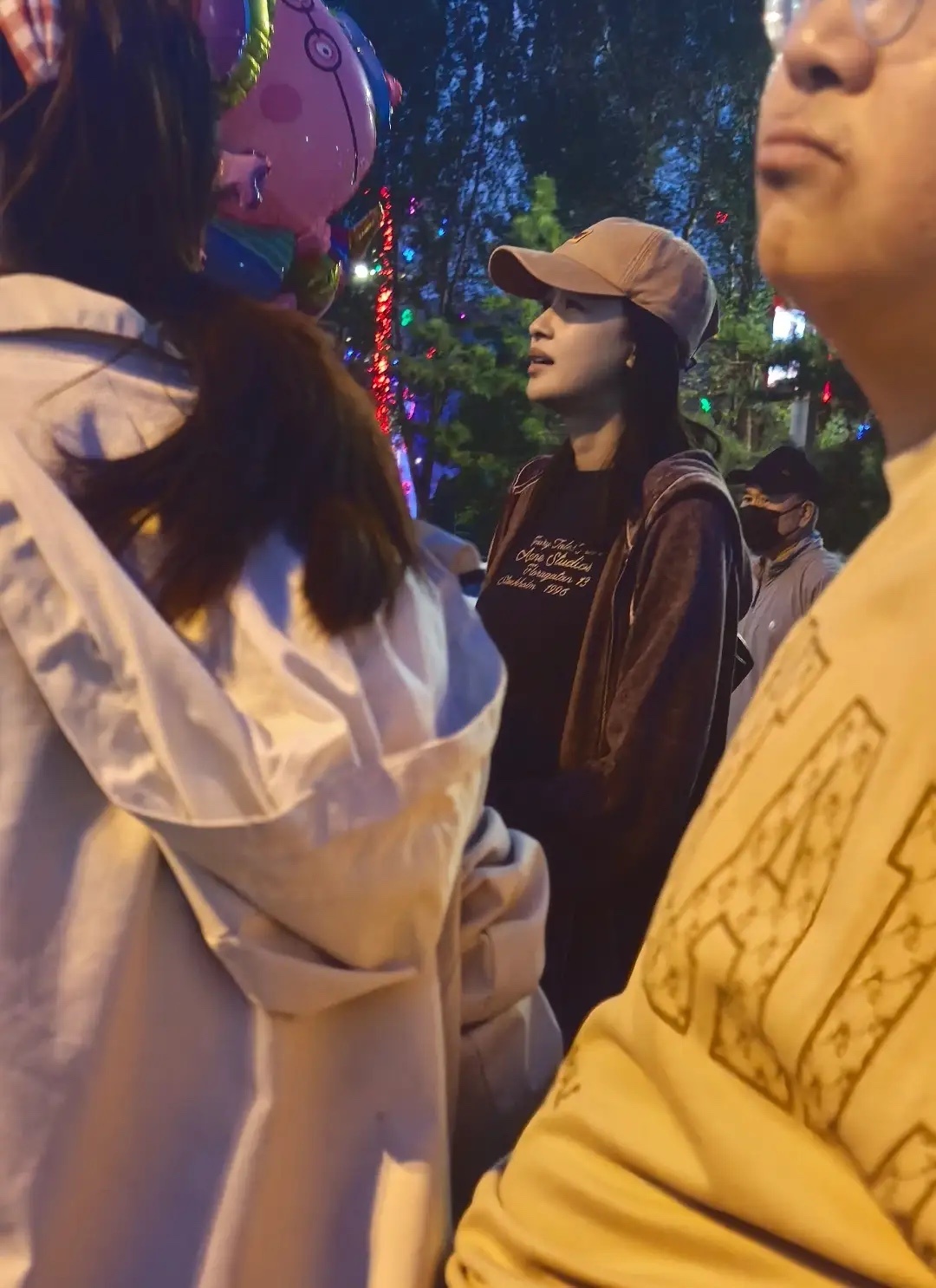 孙怡国庆带女儿回老家集安，32岁素颜憔悴嘴发黑，和妆后差别好大！！！ ​​​