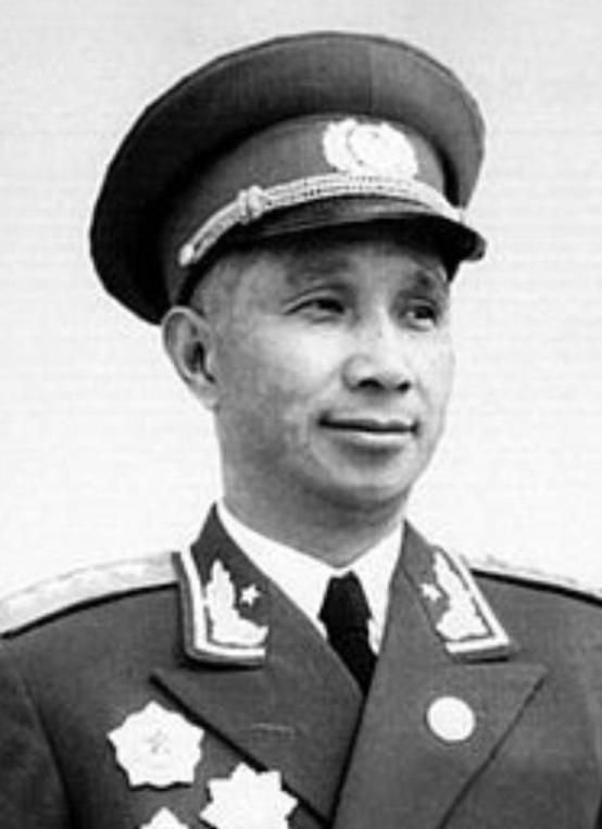 1948年粟裕拒绝渡江，毛主席思索良久后，有了换帅的想法，陈毅连忙表示：换谁？谁