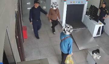 是个狠人，最近云南西双版纳海关查获一女子，从其裤子内搜出两公斤蠕动着的活虫。这名