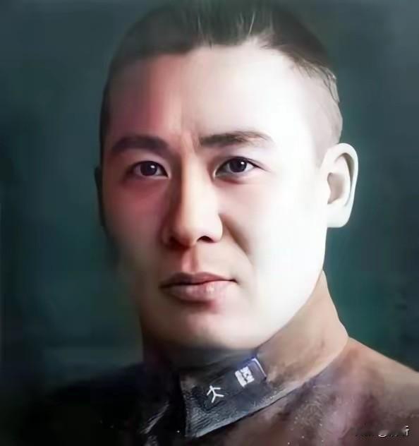 黄埔三期毕业的杨遇春，二十出头便已身居红军师长之位，却因家人在苏区肃反中遭政委处