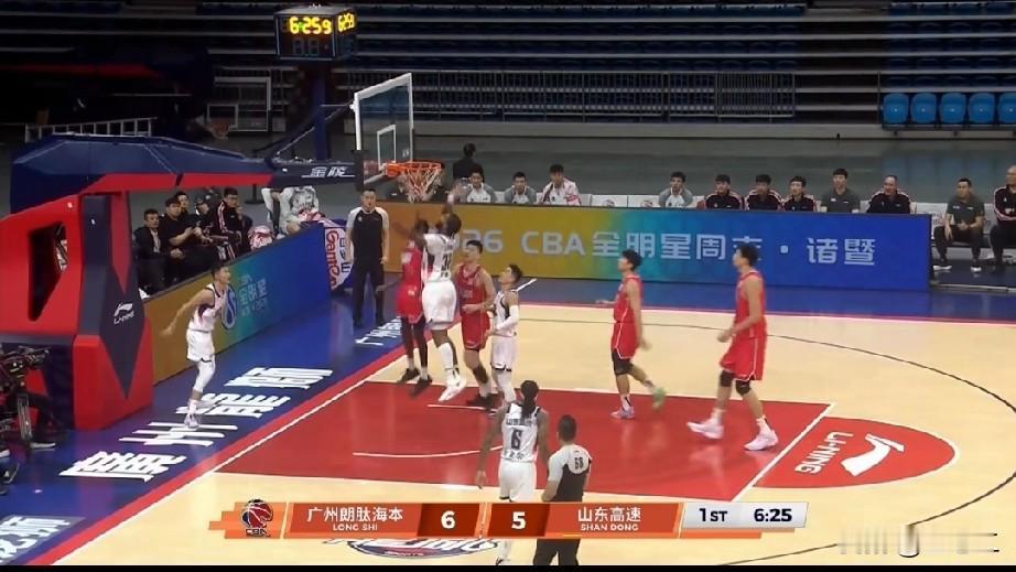广州与山东的CBA常规赛，四节比赛节奏紧凑，令人看得大呼过瘾。

首节开场，双方