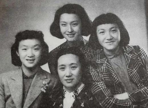 1929年，董竹君一进家门，就看到丈夫夏之时将大女儿按倒在地，并逼她自尽:“这两
