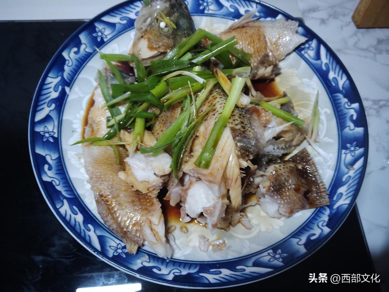 自制的清蒸鲈鱼

对陇西人来说，四月八，是个节日，要吃点好吃的才行。记得小时候，