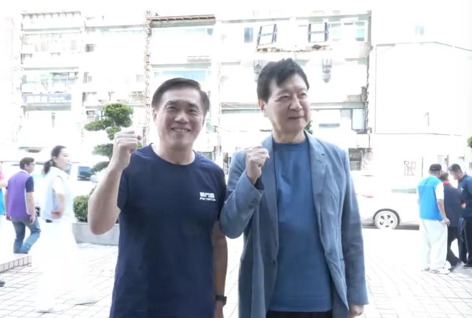 郝龙斌和赵少康这对“好兄弟”，先是说郝龙斌出战，然后民调显示赵少康能胜，所以应该