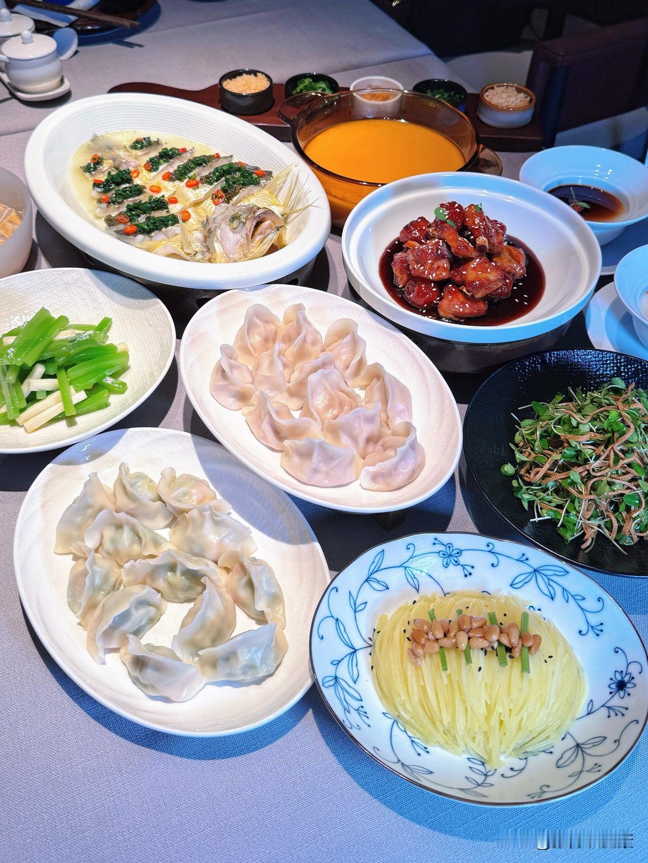 向南方朋友解释一下。
在北方用饺子招待客人不是只有饺子，而是在常规宴席的情况下再