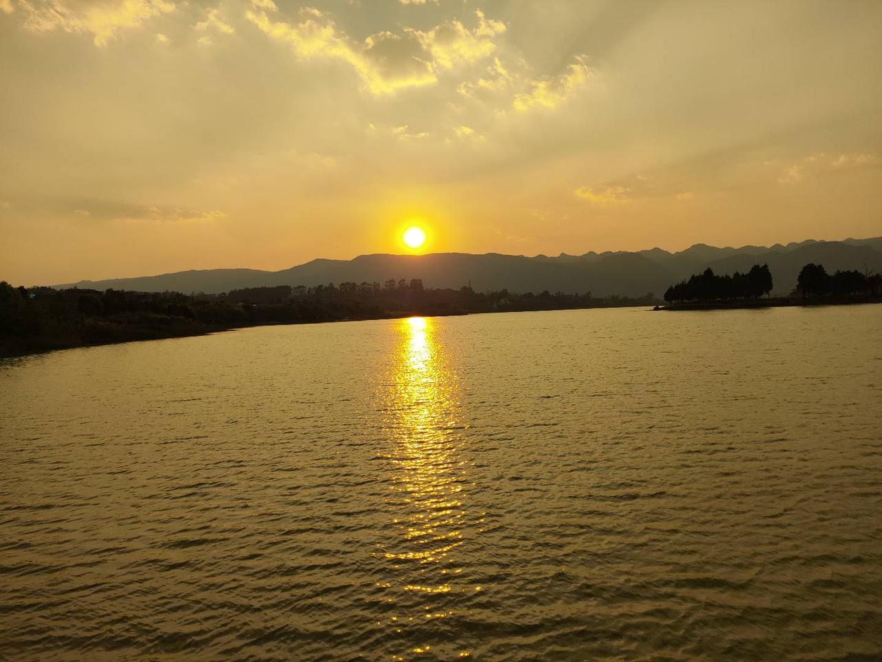 下班推开家门，一碗热汤的温暖；深夜加班时，爱人留的那盏灯；周末清晨，被阳光和孩子