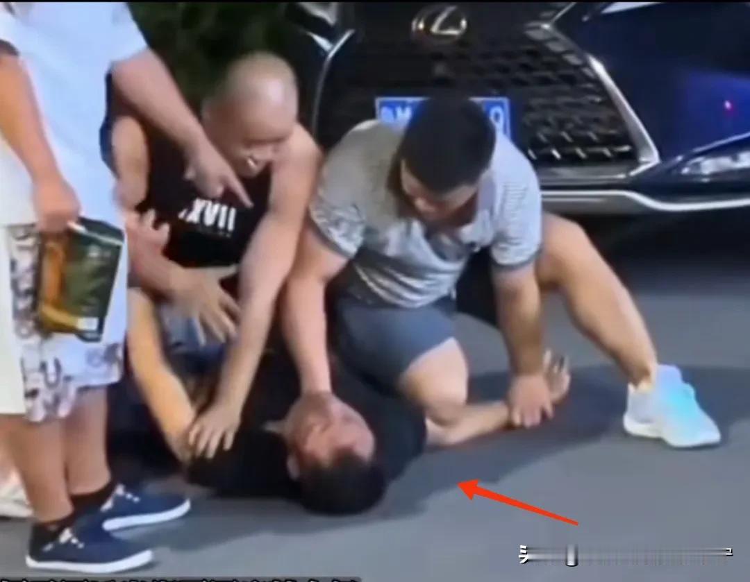 酒壮怂人胆！！！吃了两口猫尿，就不知道自己姓啥了！！！
   路边一醉汉，摇摇晃